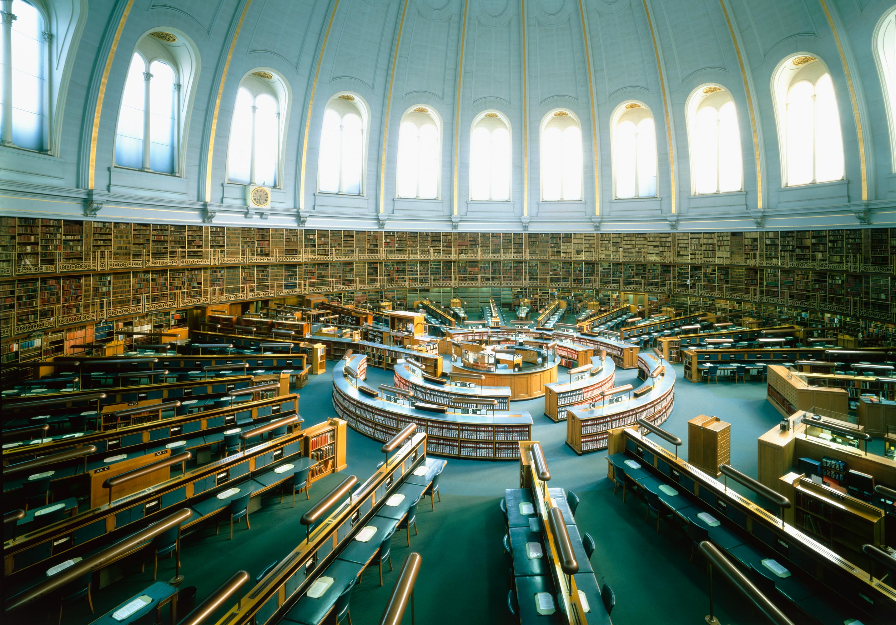 Большой зал библиотеки. Читальный зал британского музея. Библиотека британского музея в Лондоне. Читальный зал британского музея в Лондоне. Британский музей Лондон читательный зал.