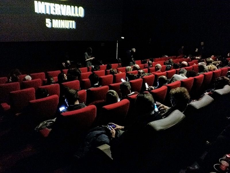 Una sala de cine con personas sentadas